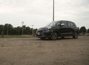 2014 Fiat 500L Trekking front 1/4